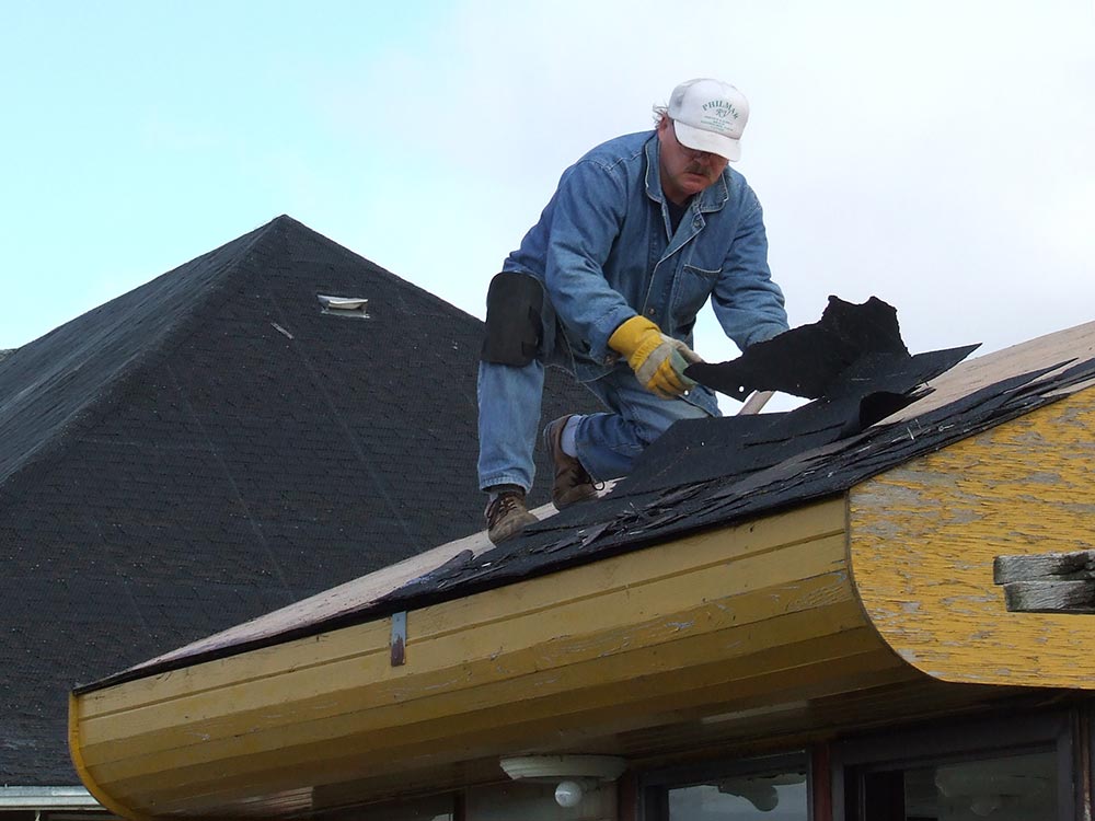 Roof repairs to the Rivers Train Station stationette in Rivers, Manitoba